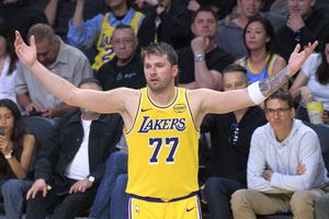 Doncic a marcat 41 de puncte, dar a fost la un pas de bătaie! LeBron și Bronny au scris istorie