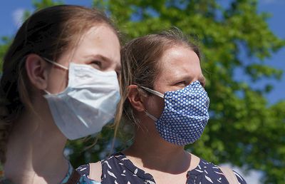 COVID-19. Care sunt cele mai eficiente măști » Combinația de materiale care filtrează 90% din particule