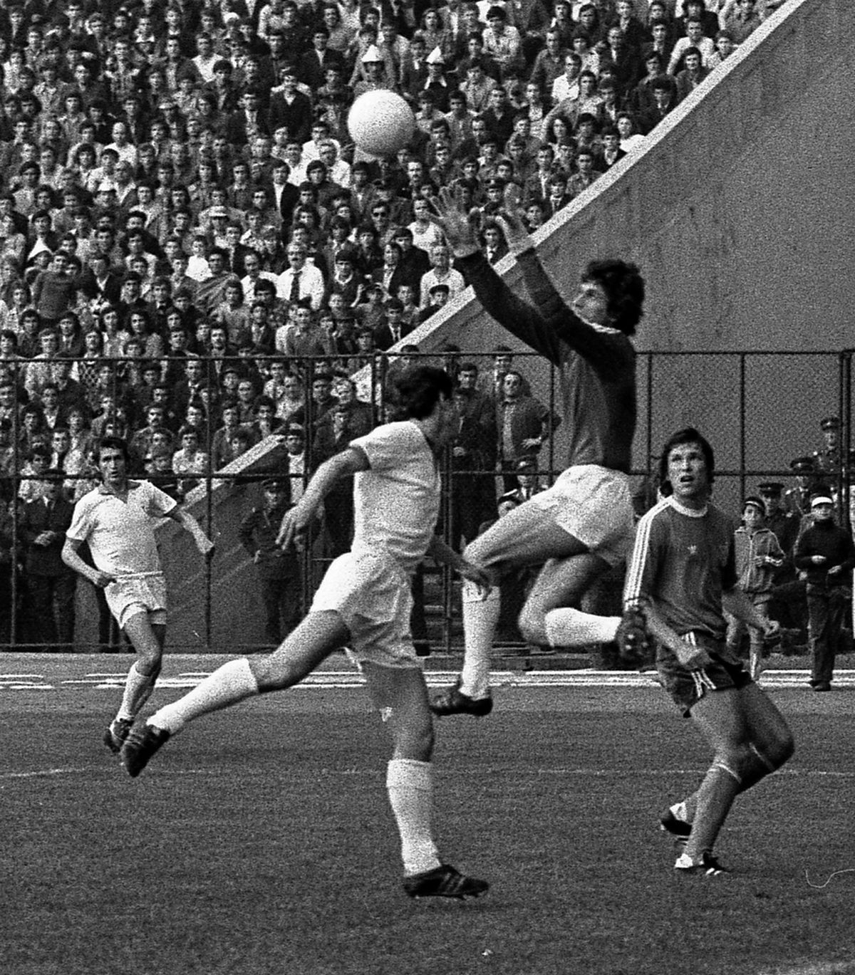 39 de ani de când Vasile Iordache devenea "Eroul de pe Wembley". Și de când primea nota maximă: "Da, eu și Nadia ce am mai luat 10!" :)