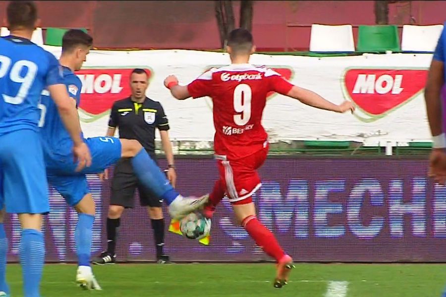 FOTO: Captură @Look Sport+ Două erori flagrante de arbitraj în prima repriză din Sepsi - Clinceni
