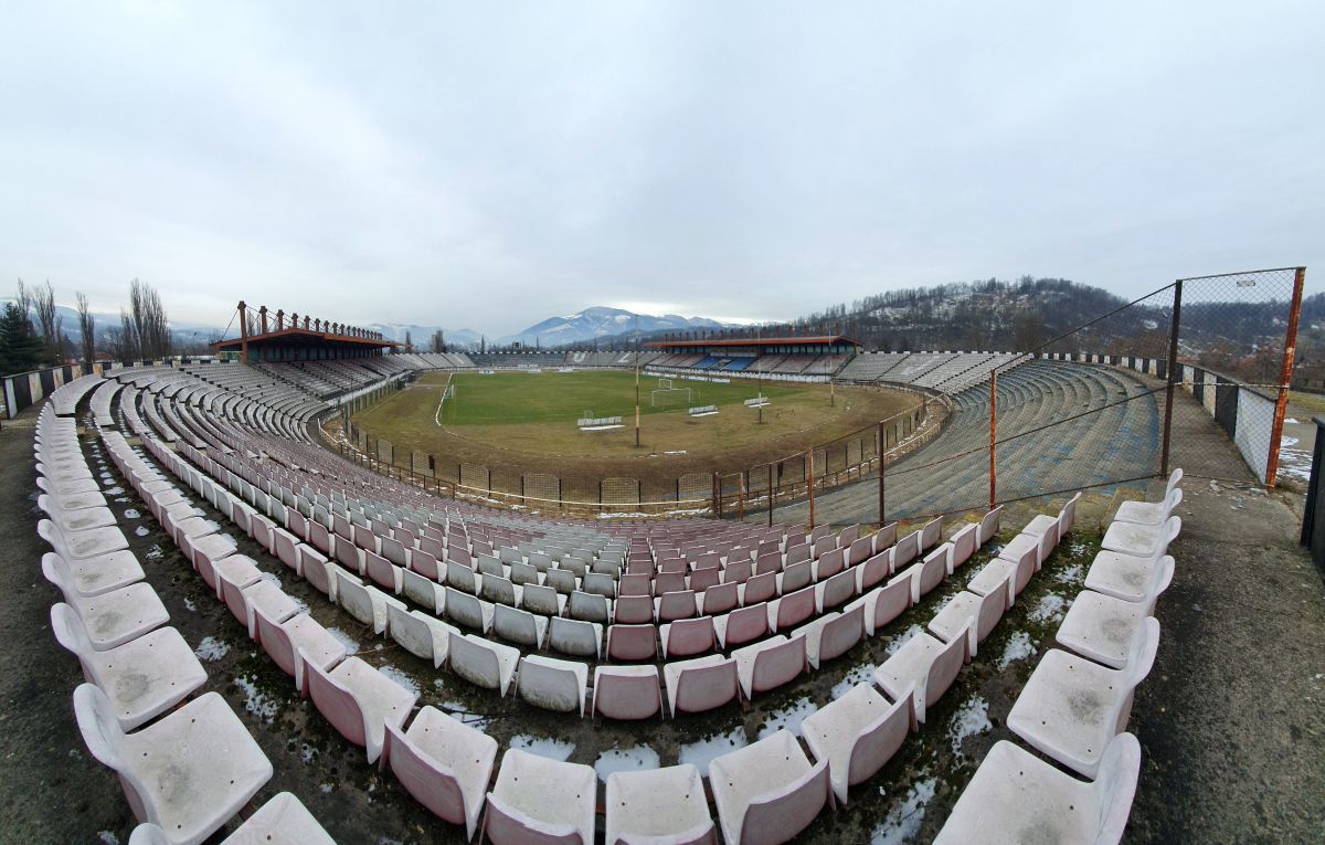 E jale-n Vale! Stadionul din Petroșani a ajuns o ruină! Pe arena cu 15.500 de locuri încă evoluează Jiul, dar „minerii” sunt pe marginea prăpastiei, locul 8 din 10 în Divizia C