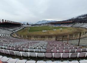 E jale-n Vale! Stadionul din Petroșani a ajuns o ruină! Pe arena cu 15.500 de locuri încă evoluează Jiul, dar „minerii” sunt pe marginea prăpastiei, locul 8 din 10 în Divizia C