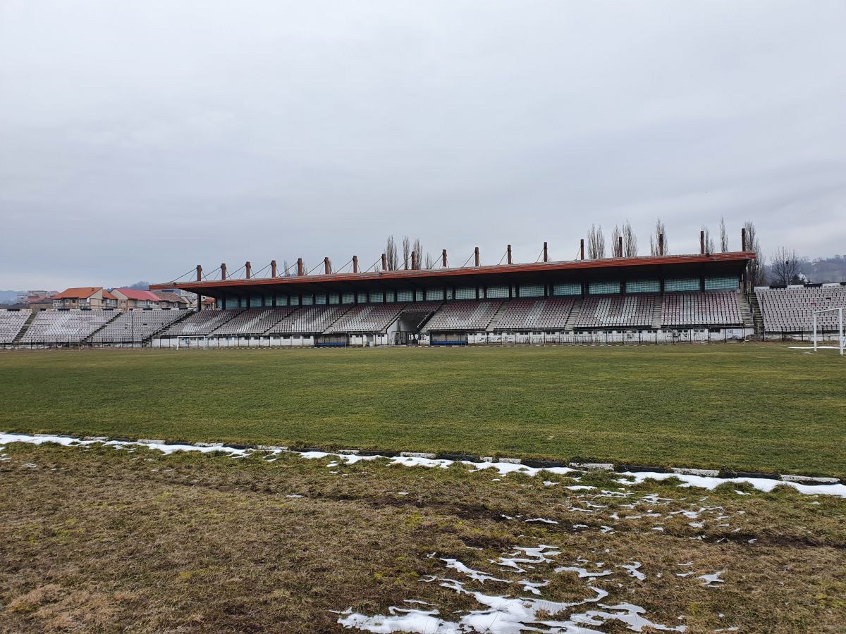 E jale-n Vale! Stadionul din Petroșani a ajuns o ruină! Pe arena cu 15.500 de locuri încă evoluează Jiul, dar „minerii” sunt pe marginea prăpastiei, locul 8 din 10 în Divizia C
