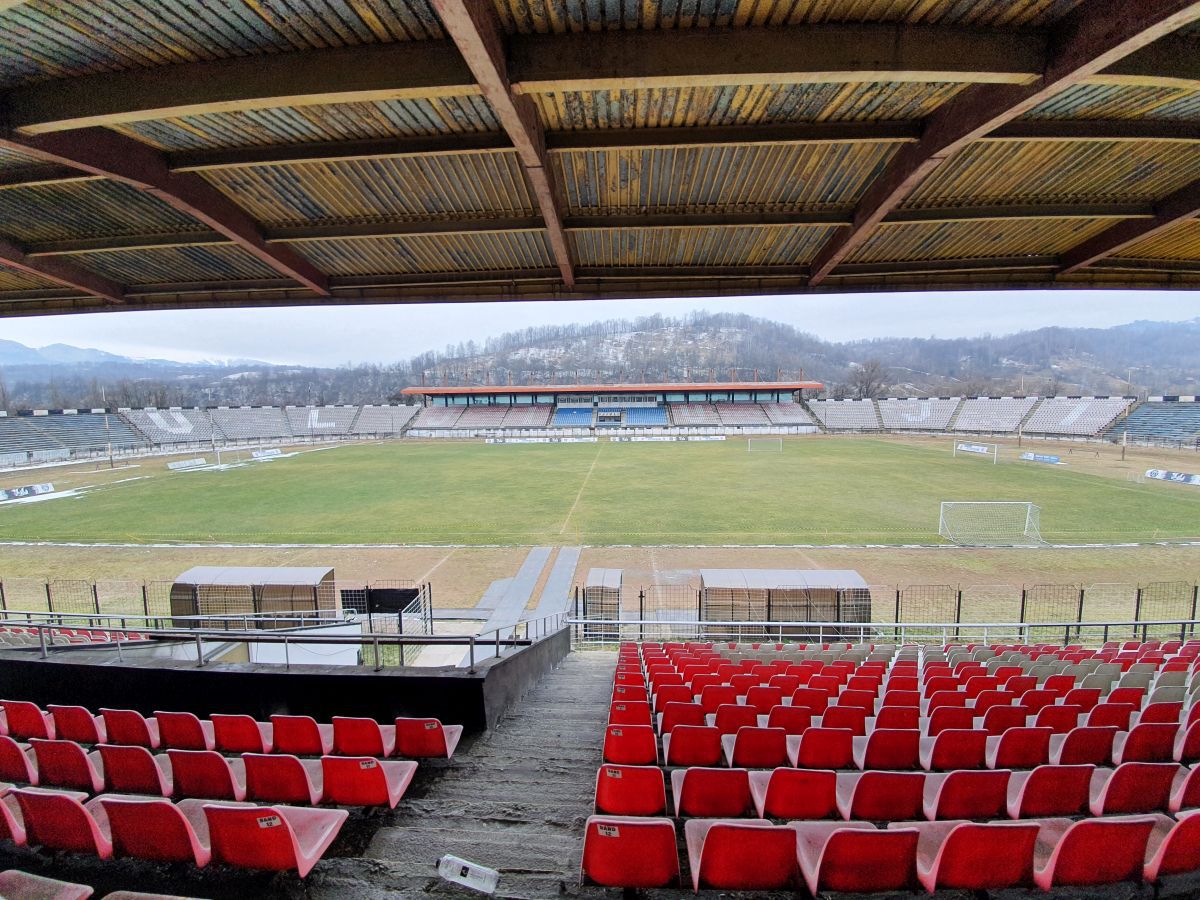 E jale-n Vale! Stadionul din Petroșani a ajuns o ruină! Pe arena cu 15.500 de locuri încă evoluează Jiul, dar „minerii” sunt pe marginea prăpastiei, locul 8 din 10 în Divizia C