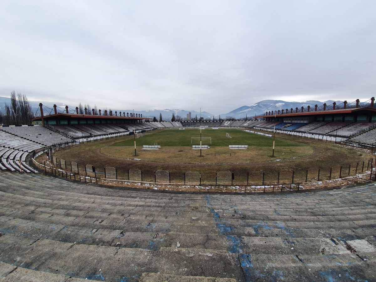 E jale-n Vale! Stadionul din Petroșani a ajuns o ruină! Pe arena cu 15.500 de locuri încă evoluează Jiul, dar „minerii” sunt pe marginea prăpastiei, locul 8 din 10 în Divizia C