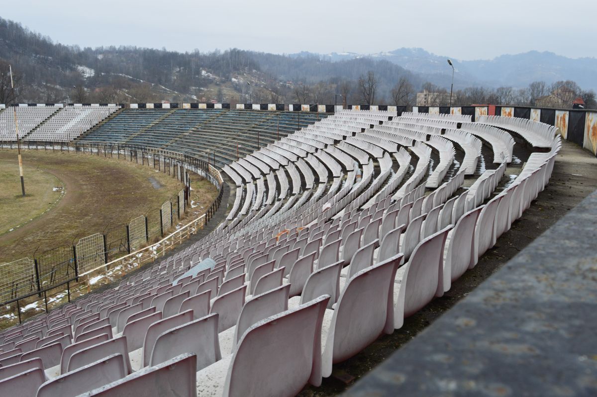 E jale-n Vale! Stadionul din Petroșani a ajuns o ruină! Pe arena cu 15.500 de locuri încă evoluează Jiul, dar „minerii” sunt pe marginea prăpastiei, locul 8 din 10 în Divizia C