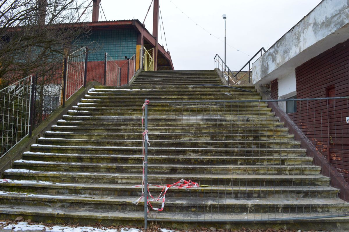 E jale-n Vale! Stadionul din Petroșani a ajuns o ruină! Pe arena cu 15.500 de locuri încă evoluează Jiul, dar „minerii” sunt pe marginea prăpastiei, locul 8 din 10 în Divizia C