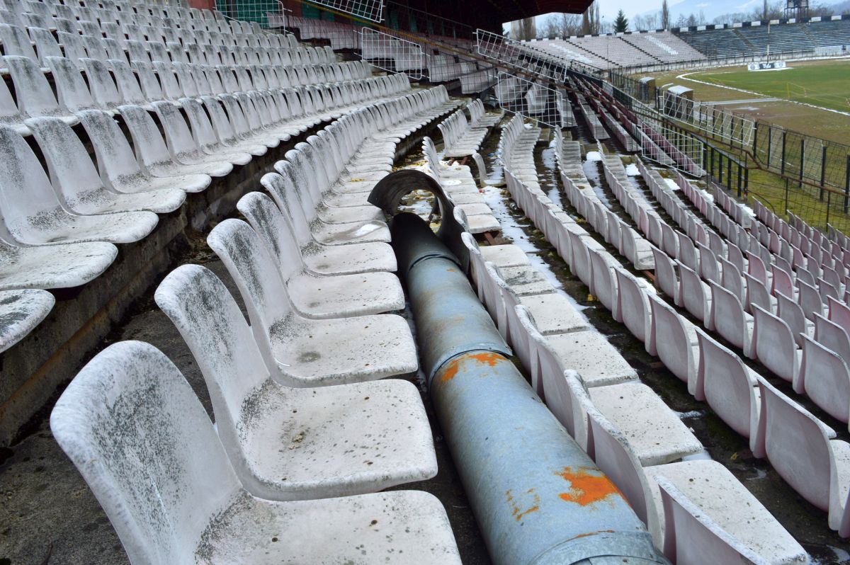 E jale-n Vale! Stadionul din Petroșani a ajuns o ruină! Pe arena cu 15.500 de locuri încă evoluează Jiul, dar „minerii” sunt pe marginea prăpastiei, locul 8 din 10 în Divizia C