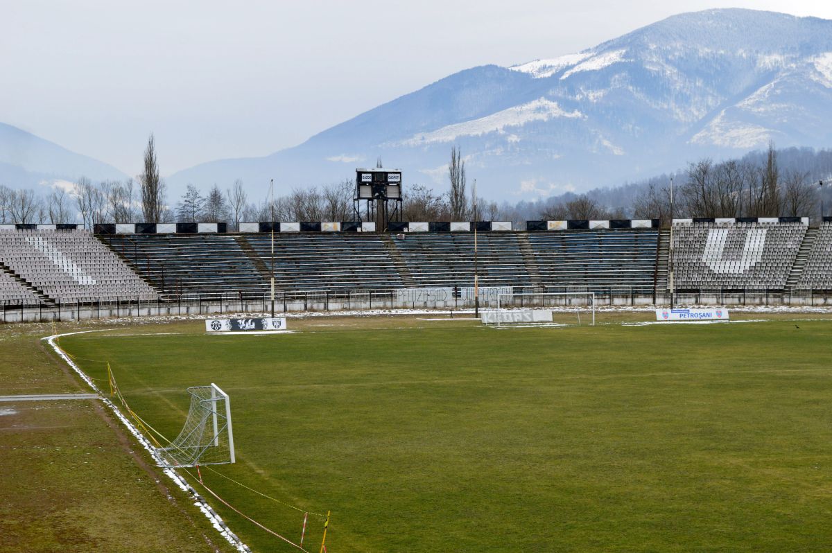 E jale-n Vale! Stadionul din Petroșani a ajuns o ruină! Pe arena cu 15.500 de locuri încă evoluează Jiul, dar „minerii” sunt pe marginea prăpastiei, locul 8 din 10 în Divizia C