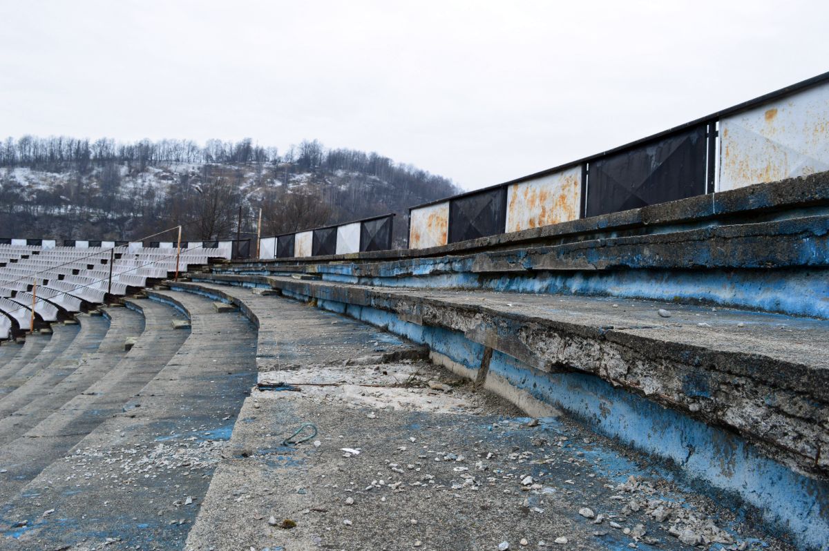 E jale-n Vale! Stadionul din Petroșani a ajuns o ruină! Pe arena cu 15.500 de locuri încă evoluează Jiul, dar „minerii” sunt pe marginea prăpastiei, locul 8 din 10 în Divizia C