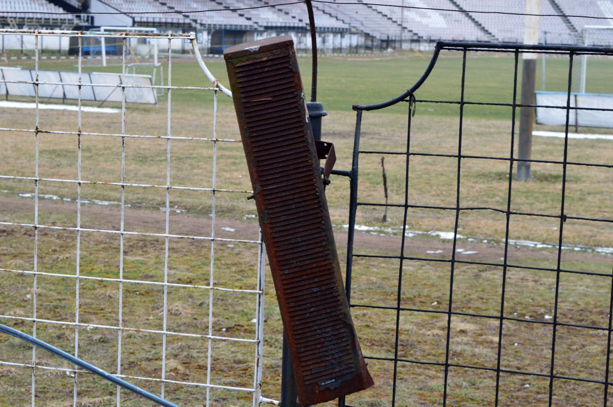 E jale-n Vale! Stadionul din Petroșani a ajuns o ruină! Pe arena cu 15.500 de locuri încă evoluează Jiul, dar „minerii” sunt pe marginea prăpastiei, locul 8 din 10 în Divizia C