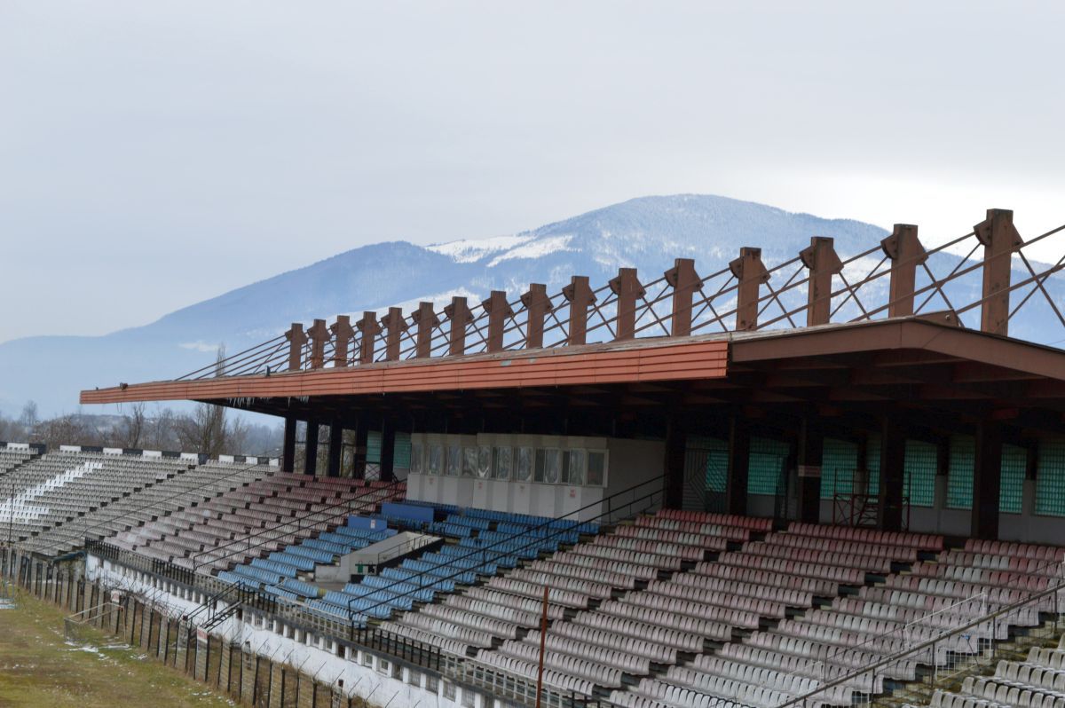 E jale-n Vale! Stadionul din Petroșani a ajuns o ruină! Pe arena cu 15.500 de locuri încă evoluează Jiul, dar „minerii” sunt pe marginea prăpastiei, locul 8 din 10 în Divizia C