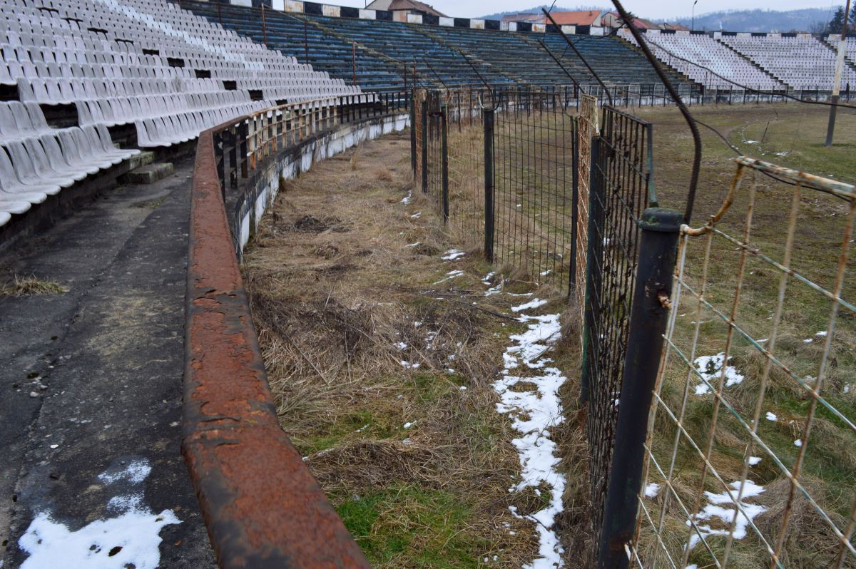 E jale-n Vale! Stadionul din Petroșani a ajuns o ruină! Pe arena cu 15.500 de locuri încă evoluează Jiul, dar „minerii” sunt pe marginea prăpastiei, locul 8 din 10 în Divizia C