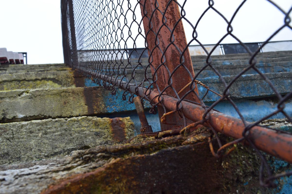 E jale-n Vale! Stadionul din Petroșani a ajuns o ruină! Pe arena cu 15.500 de locuri încă evoluează Jiul, dar „minerii” sunt pe marginea prăpastiei, locul 8 din 10 în Divizia C