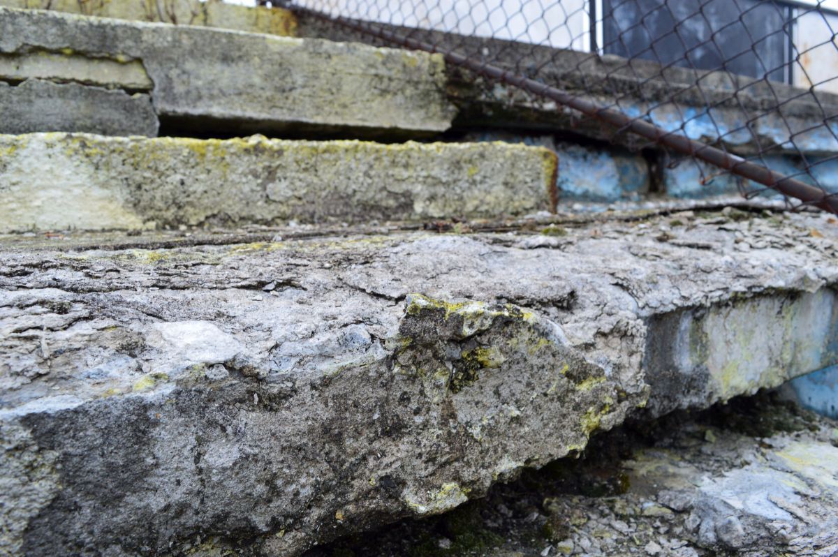 E jale-n Vale! Stadionul din Petroșani a ajuns o ruină! Pe arena cu 15.500 de locuri încă evoluează Jiul, dar „minerii” sunt pe marginea prăpastiei, locul 8 din 10 în Divizia C