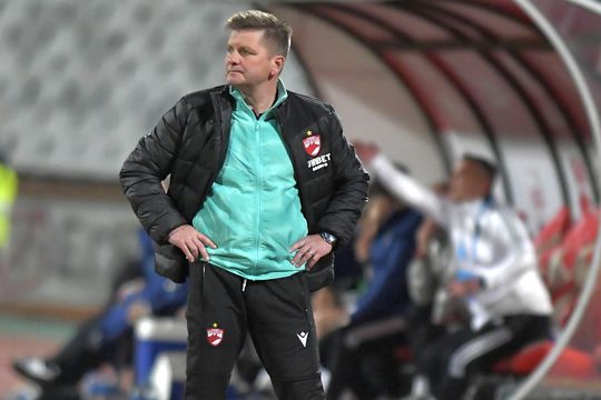 Dusan Uhrin, 54 de ani, a fost adus ca să salveze Dinamo de la retrogradare