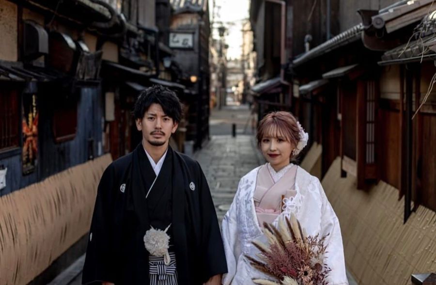 Mino Sota, alături de Eri, soția sa, în costum tradițional japonez Foto: facebbok Japonezul din România care visează să ajungă în Liga 1: „Promovare directă. Nu baraj, nu Dinamo!”
