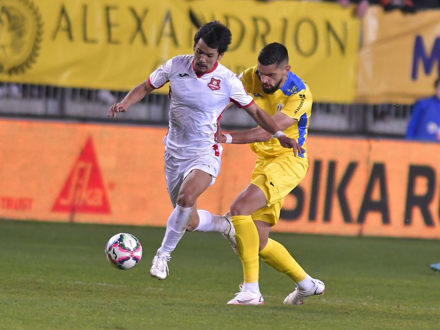 Sota (tricou alb), în derby-ul cu Petrolul de la Ploiești, terminat 0-0 pe 6 aprilie Foto: Răzvan Păsărică / sportpictures.eu Japonezul din România care visează să ajungă în Liga 1: „Promovare directă. Nu baraj, nu Dinamo!”