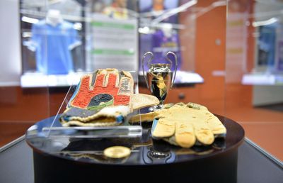 Mănușile magice de la Sevilla s-au întors acasă » Helmut Duckadam a luat 3.000 de dolari pe ele în urmă cu 21 de ani! Cât valorează acum