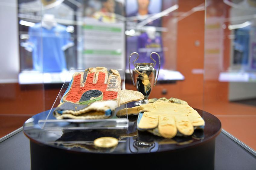 Mănușile cu care Duckadam a apărat la Sevilla vor putea fi văzute timp de 5 luni la Muzeul Fotbalului