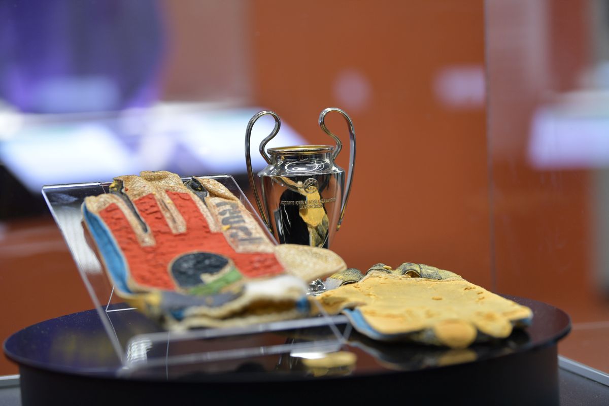 Mănușile magice de la Sevilla s-au întors acasă » Helmut Duckadam a luat 3.000 de dolari pe ele în urmă cu 21 de ani! Cât valorează acum