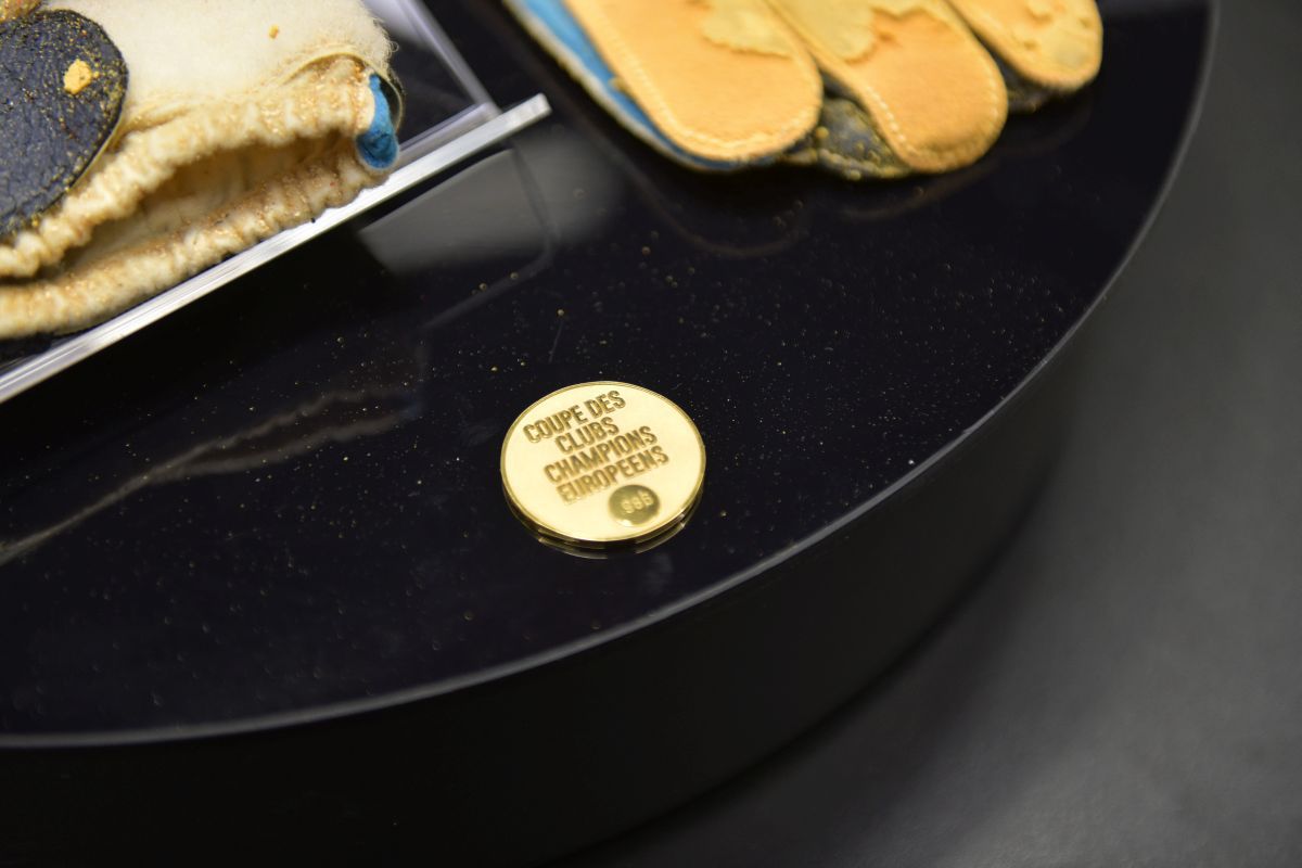 Mănușile magice de la Sevilla s-au întors acasă » Helmut Duckadam a luat 3.000 de dolari pe ele în urmă cu 21 de ani! Cât valorează acum