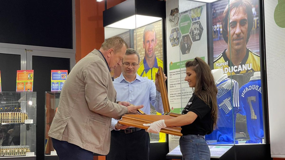 Mănușile magice de la Sevilla s-au întors acasă » Helmut Duckadam a luat 3.000 de dolari pe ele în urmă cu 21 de ani! Cât valorează acum