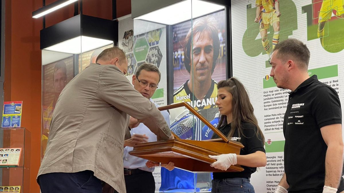 Mănușile magice de la Sevilla s-au întors acasă » Helmut Duckadam a luat 3.000 de dolari pe ele în urmă cu 21 de ani! Cât valorează acum