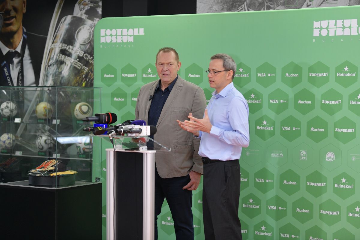 Mănușile magice de la Sevilla s-au întors acasă » Helmut Duckadam a luat 3.000 de dolari pe ele în urmă cu 21 de ani! Cât valorează acum