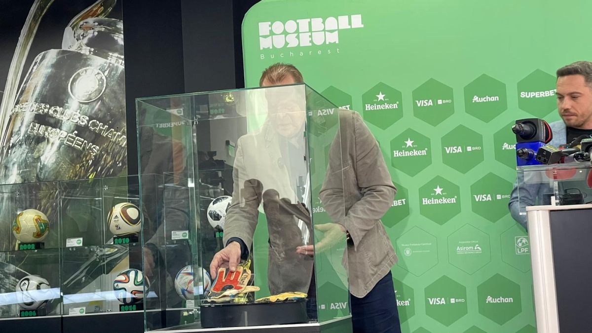 Mănușile magice de la Sevilla s-au întors acasă » Helmut Duckadam a luat 3.000 de dolari pe ele în urmă cu 21 de ani! Cât valorează acum