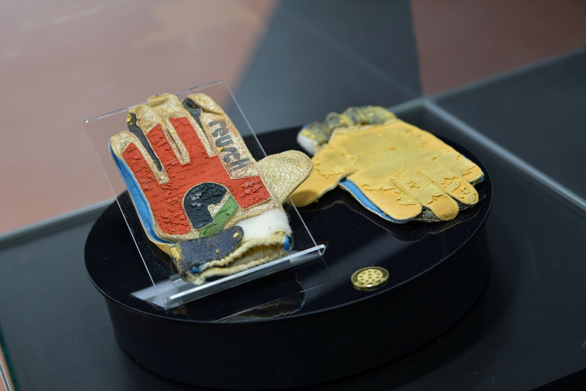 Mănușile magice de la Sevilla s-au întors acasă » Helmut Duckadam a luat 3.000 de dolari pe ele în urmă cu 21 de ani! Cât valorează acum