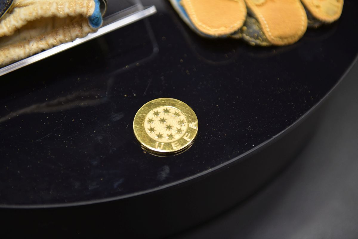 Mănușile magice de la Sevilla s-au întors acasă » Helmut Duckadam a luat 3.000 de dolari pe ele în urmă cu 21 de ani! Cât valorează acum