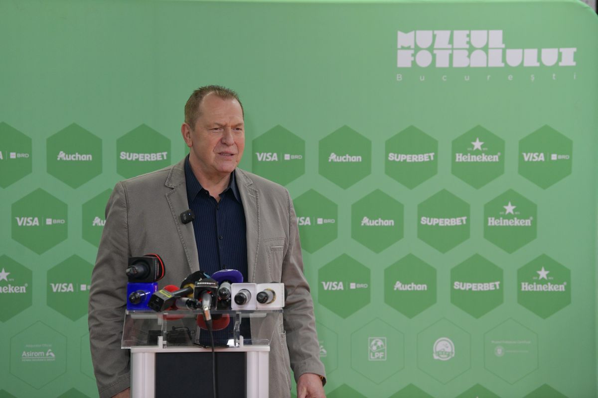 Mănușile magice de la Sevilla s-au întors acasă » Helmut Duckadam a luat 3.000 de dolari pe ele în urmă cu 21 de ani! Cât valorează acum