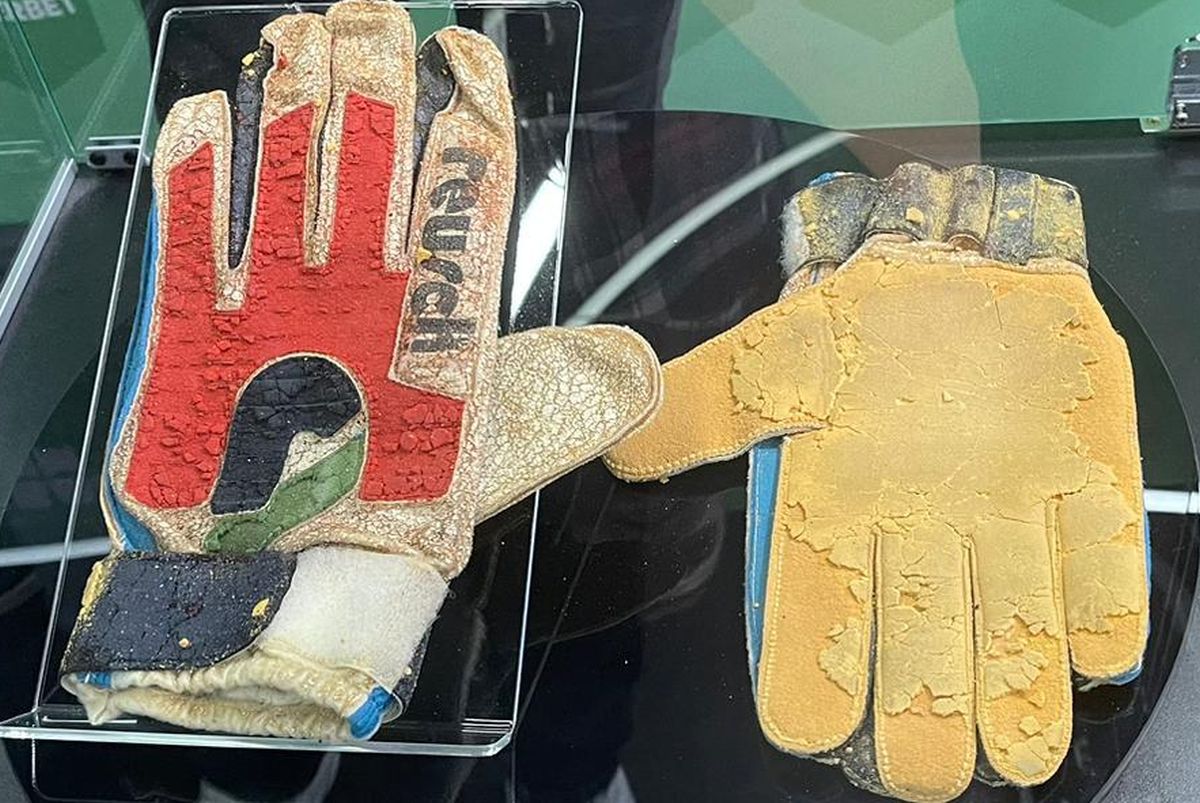 Mănușile magice de la Sevilla s-au întors acasă » Helmut Duckadam a luat 3.000 de dolari pe ele în urmă cu 21 de ani! Cât valorează acum