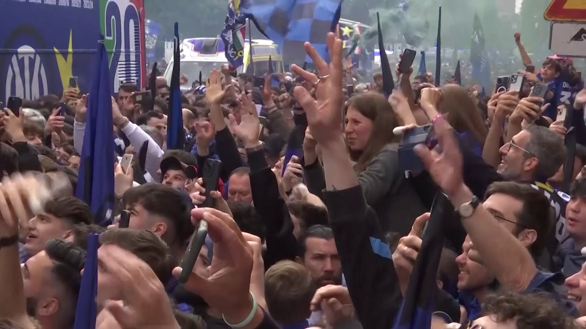 Fanii lui Inter au scos vaca pe stradă la petrecerea de titlu » Imagini senzaționale din Milano