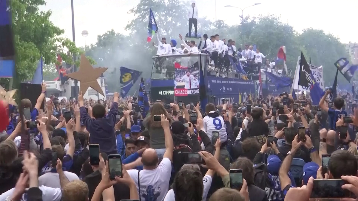 Fanii lui Inter au scos vaca pe stradă la petrecerea de titlu » Imagini senzaționale din Milano