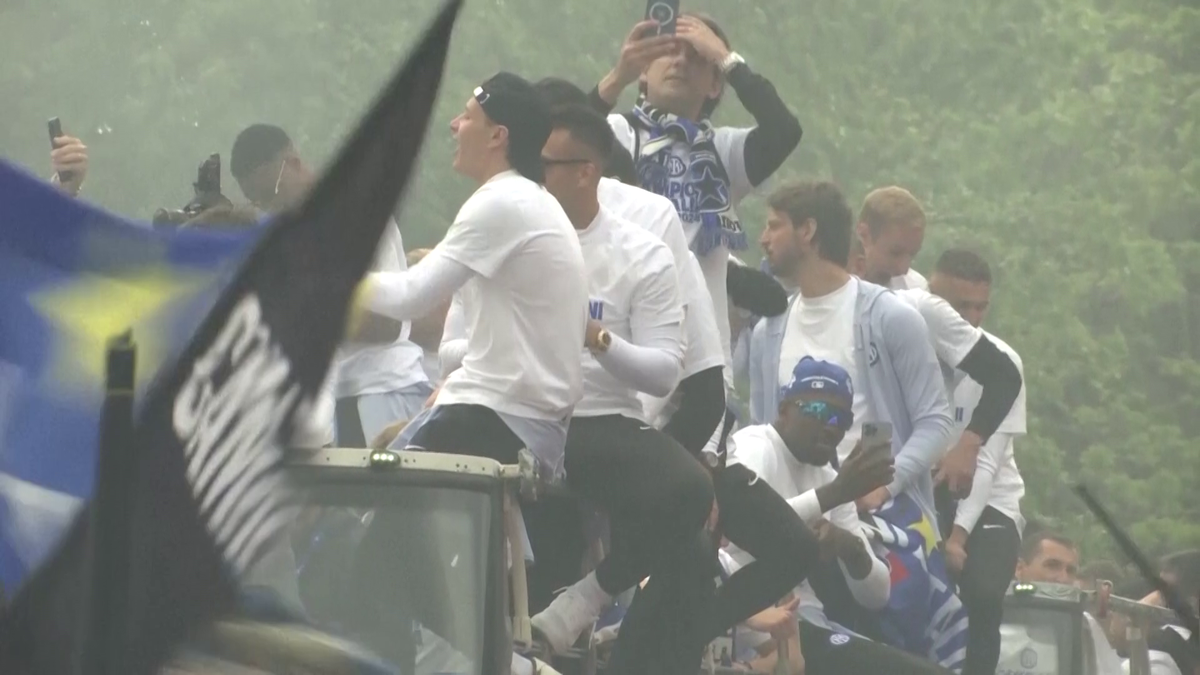 Fanii lui Inter au scos vaca pe stradă la petrecerea de titlu » Imagini senzaționale din Milano