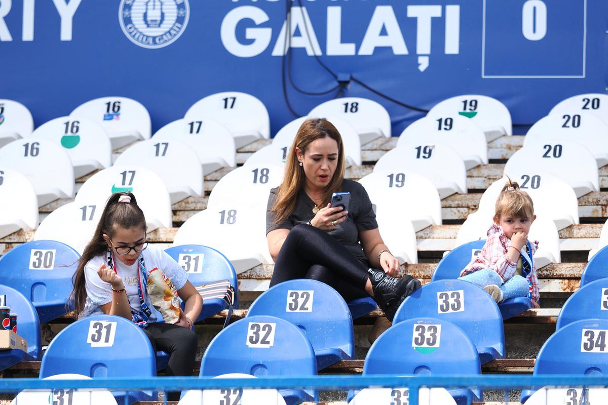 Au întors toate privirile! Detalii din tribunele stadionului de la Galați + tatuajul special al lui Iancu