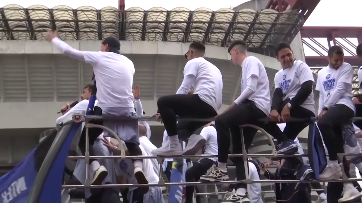 Fanii lui Inter au scos vaca pe stradă la petrecerea de titlu » Imagini senzaționale din Milano