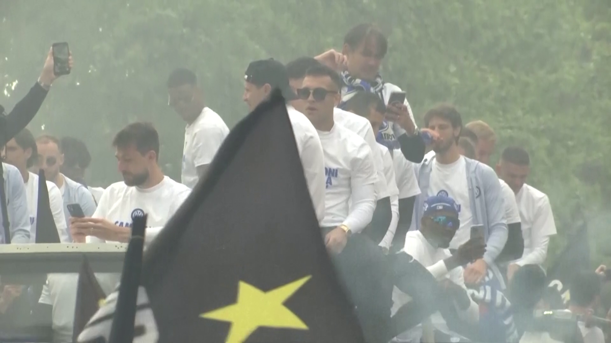 Fanii lui Inter au scos vaca pe stradă la petrecerea de titlu » Imagini senzaționale din Milano