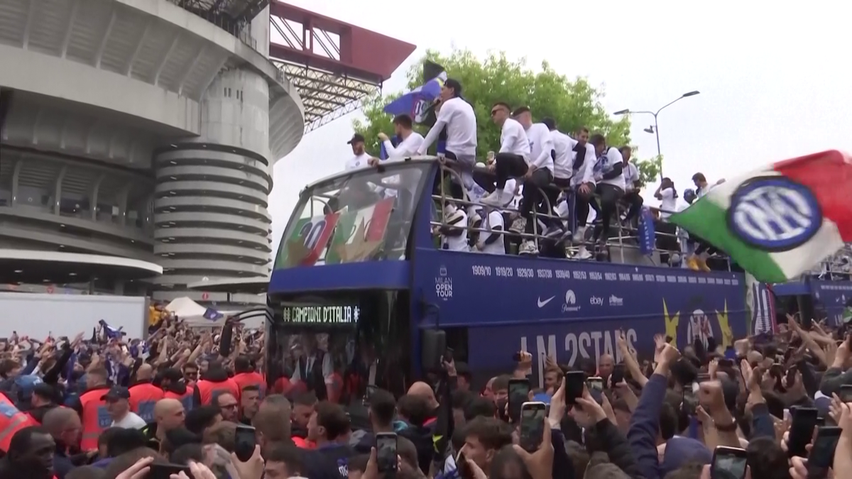 Fanii lui Inter au scos vaca pe stradă la petrecerea de titlu » Imagini senzaționale din Milano