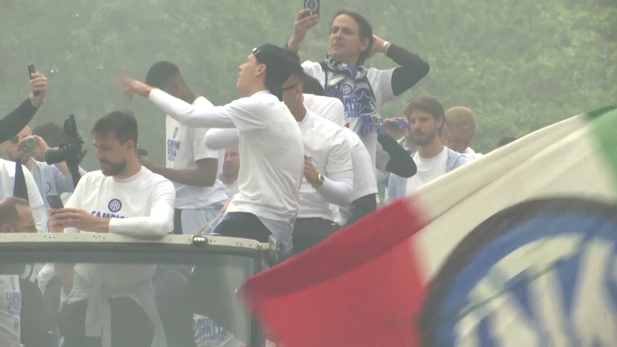 Fanii lui Inter au scos vaca pe stradă la petrecerea de titlu » Imagini senzaționale din Milano