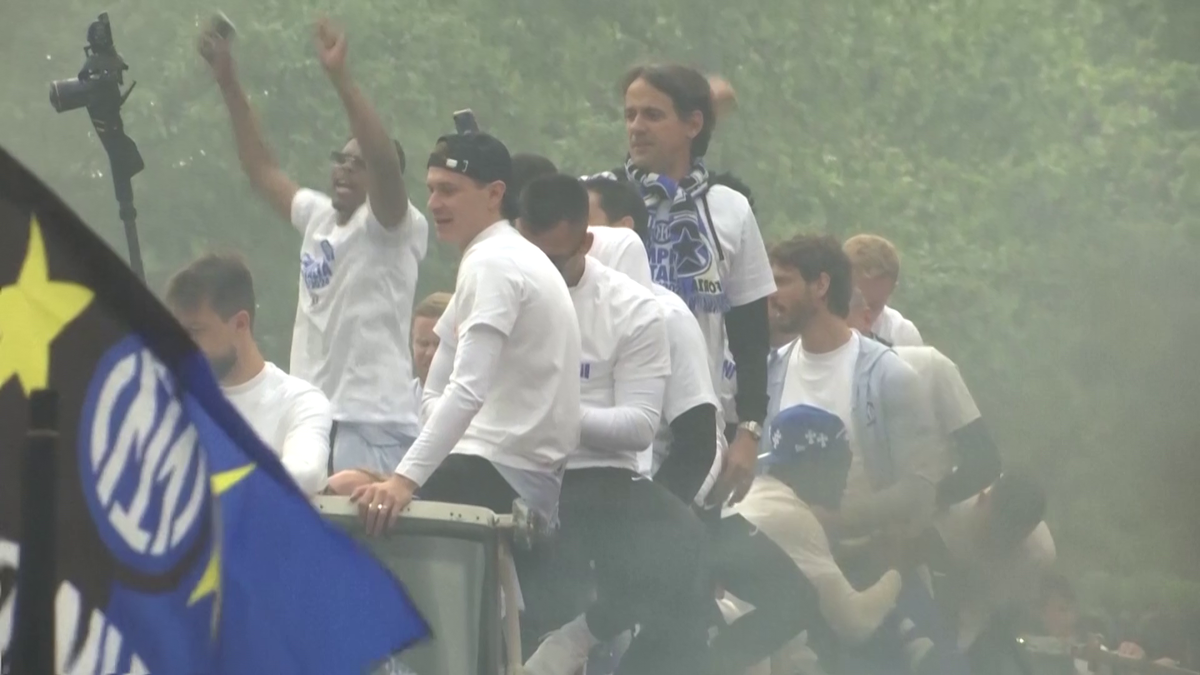 Fanii lui Inter au scos vaca pe stradă la petrecerea de titlu » Imagini senzaționale din Milano