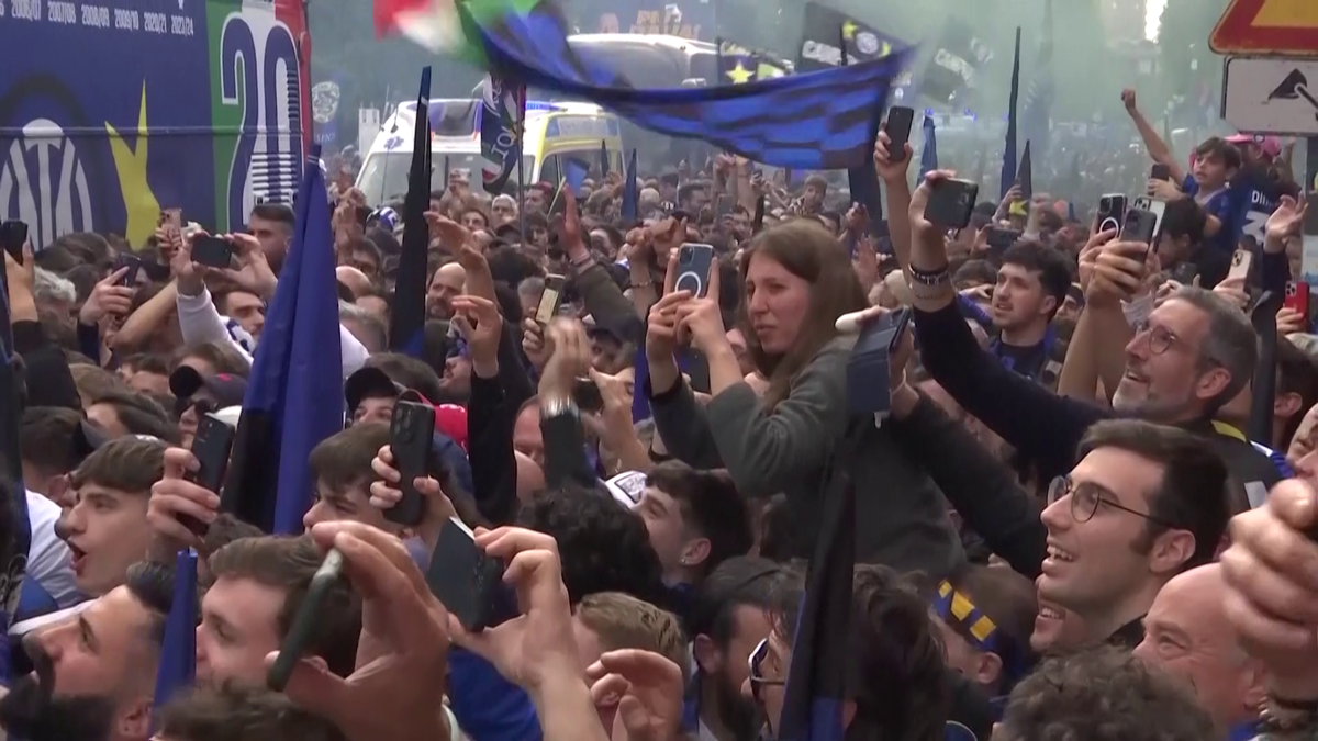 Fanii lui Inter au scos vaca pe stradă la petrecerea de titlu » Imagini senzaționale din Milano