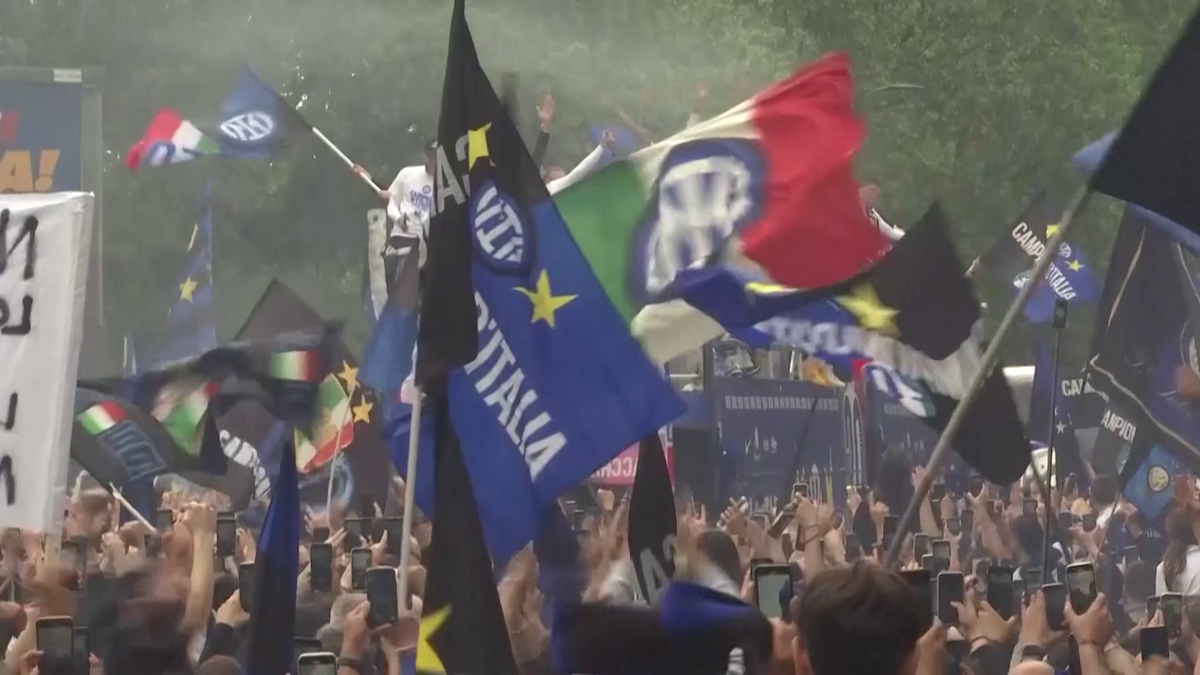 Fanii lui Inter au scos vaca pe stradă la petrecerea de titlu » Imagini senzaționale din Milano