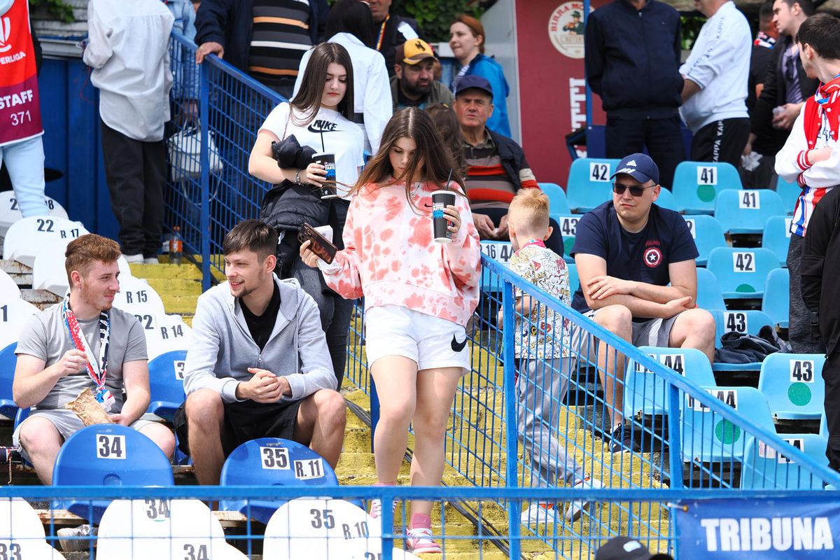 Au întors toate privirile! Detalii din tribunele stadionului de la Galați + tatuajul special al lui Iancu