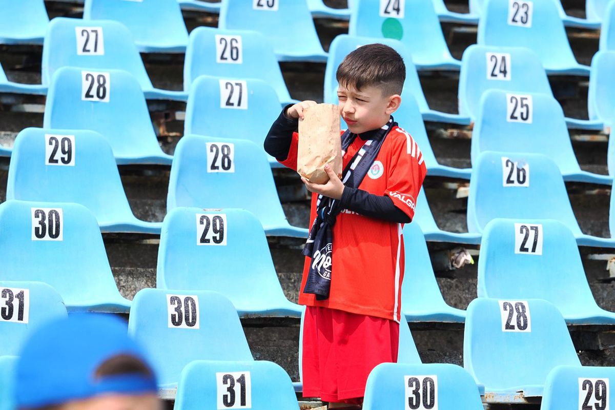 Au întors toate privirile! Detalii din tribunele stadionului de la Galați + tatuajul special al lui Iancu