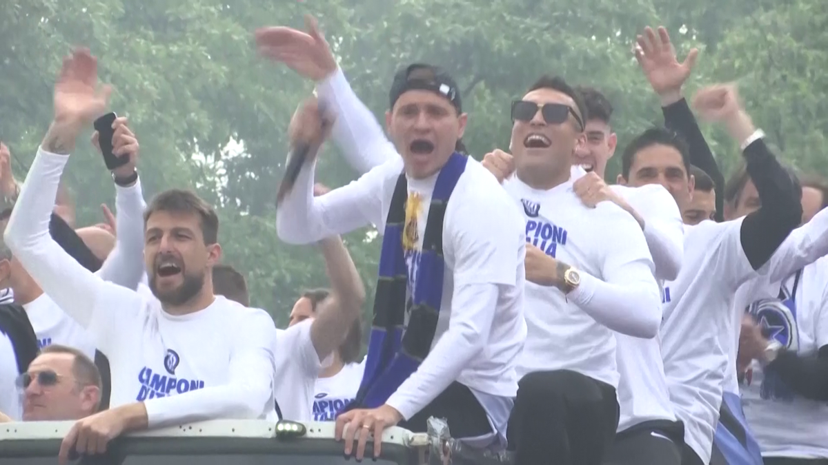 Fanii lui Inter au scos vaca pe stradă la petrecerea de titlu » Imagini senzaționale din Milano