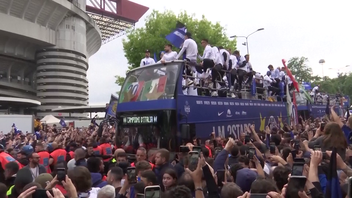 Fanii lui Inter au scos vaca pe stradă la petrecerea de titlu » Imagini senzaționale din Milano