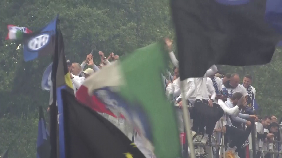 Fanii lui Inter au scos vaca pe stradă la petrecerea de titlu » Imagini senzaționale din Milano
